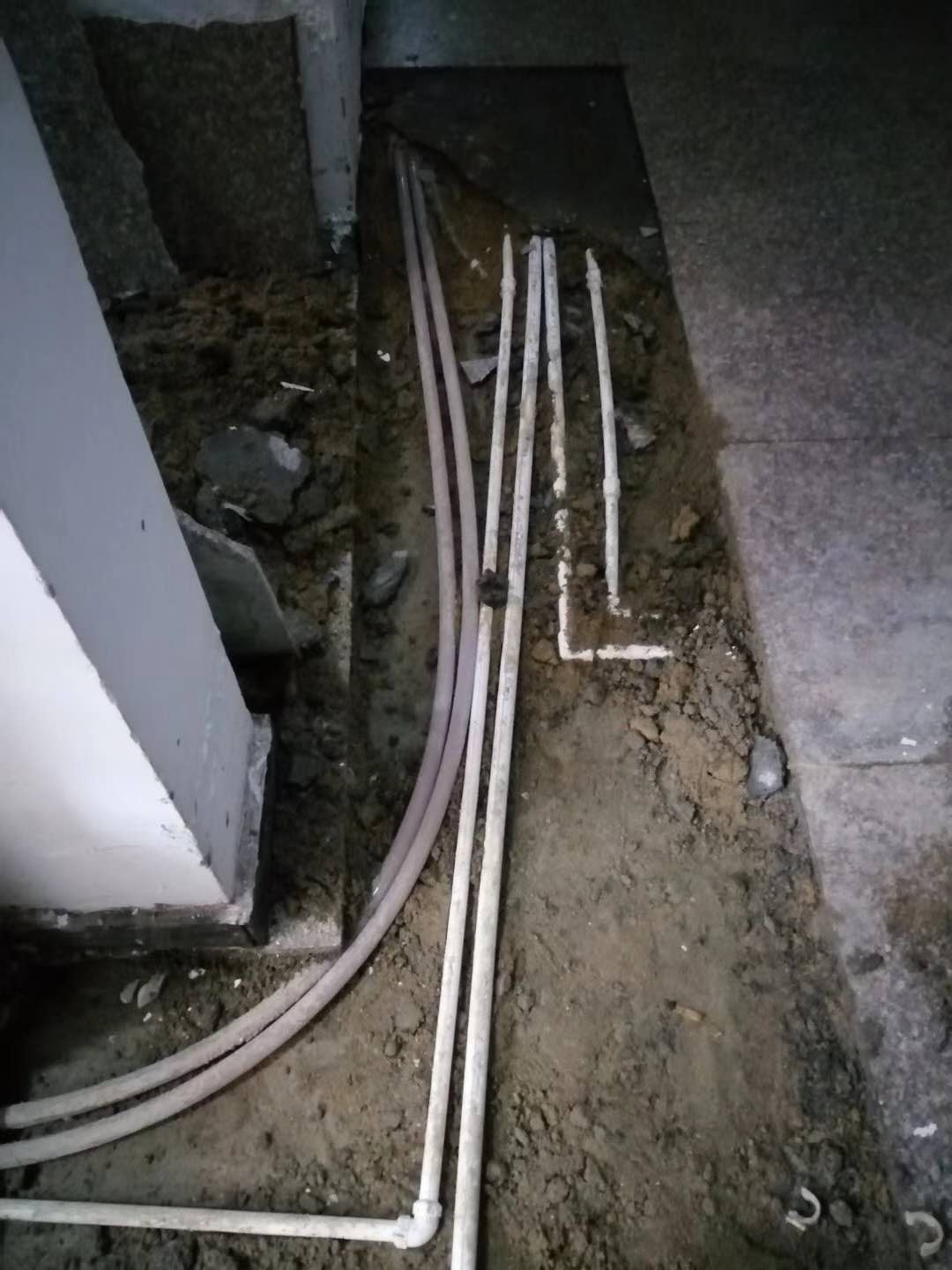 水磨沟漏水，切勿盲目乱刨乱砸