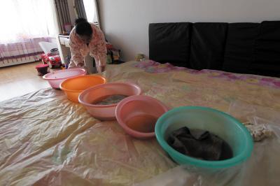 水磨沟楼上漏水，住户失联，小区没物管，业主维权难！律师来支招……